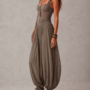 Conjunto de encaje gris y pantalones harem de algodón plisados